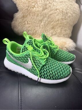 EUC Nike Flyknit Roshe Womens Sz 7 Green Volt